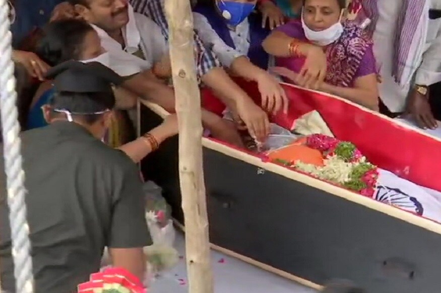 বীর শহিদ তিনি। মৃত্যু তাঁকে অমর করেছে। চিন ভারত সংঘর্ষে শহিদ কর্নেল সন্তোষ বাবুকে শ্রদ্ধা জানাতে গিয়ে কাঁদল আট থেকে আশি সকলে। গোটা দেশের মুখে আজ তাঁর ত্যাগের কথা। সমস্ত ছবি-ANI থেকে নেওয়া। বীর শহিদ তিনি। মৃত্যু তাঁকে অমর করেছে। চিন ভারত সংঘর্ষে শহিদ কর্নেল সন্তোষ বাবুকে শ্রদ্ধা জানাতে গিয়ে কাঁদল আট থেকে আশি সকলে। গোটা দেশের মুখে আজ তাঁর ত্যাগের কথা। সমস্ত ছবি-ANI থেকে নেওয়া।