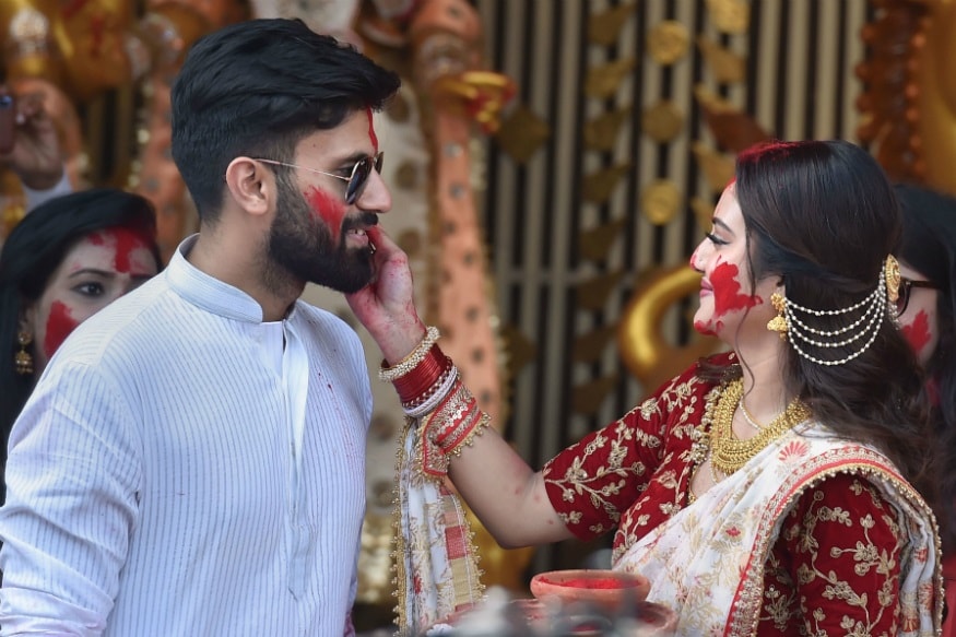 বিদেশে গিয়ে বিয়ে সেরে ছিলেন নুসরত। ফিরে এসেই যোগ দিয়েছিলেন নিজের নতুন সাংসদ পদে। নিয়েছিলেন নতুন দায়িত্ব। photo source collected বিদেশে গিয়ে বিয়ে সেরে ছিলেন নুসরত। ফিরে এসেই যোগ দিয়েছিলেন নিজের নতুন সাংসদ পদে। নিয়েছিলেন নতুন দায়িত্ব। photo source collected
