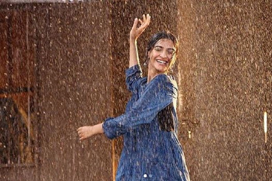 এই কারণেই হয়তো মুম্বইয়ের আরেক নাম মায়ানগরী৷ কখন যে মুম্বইয়ের আবহ বদলে যাবে, তা আগে থেকে আন্দাজ করা খুবই কঠিন ৷ আর তাই তো দুঃখের মেঘ সরিয়ে এবার মুম্বইয়ে এসে পড়ল রিমঝিম বৃষ্টি ৷ঠিক যেন সিনেমার মতো ! মুম্বইয়ের আকাশ এক পলকেই গেল বদলে ৷ আর তাই তো মুম্বইয়ের মেজাজ বদলে এখনও শুধুই সেলেবদের সোশ্যাল নেটওয়ার্কে বৃষ্টি আসার খবর ৷ তাঁদের সোশ্যাল নেটওয়ার্ক জুড়ে এখন বৃষ্টিভেজা মন ! Photo: Instagram এই কারণেই হয়তো মুম্বইয়ের আরেক নাম মায়ানগরী৷ কখন যে মুম্বইয়ের আবহ বদলে যাবে, তা আগে থেকে আন্দাজ করা খুবই কঠিন ৷ আর তাই তো দুঃখের মেঘ সরিয়ে এবার মুম্বইয়ে এসে পড়ল রিমঝিম বৃষ্টি ৷ঠিক যেন সিনেমার মতো ! মুম্বইয়ের আকাশ এক পলকেই গেল বদলে ৷ আর তাই তো মুম্বইয়ের মেজাজ বদলে এখনও শুধুই সেলেবদের সোশ্যাল নেটওয়ার্কে বৃষ্টি আসার খবর ৷ তাঁদের সোশ্যাল নেটওয়ার্ক জুড়ে এখন বৃষ্টিভেজা মন ! Photo: Instagram