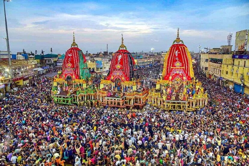 • আষাঢ় মাসের শুক্লপক্ষের দ্বিতীয়া তিথিতে হয় শুভ রথযাত্রা ৷ রথে চেপে মাসির বাড়ি যান জগন্নাথ, বলরাম আর শুভদ্রা ৷ তবে করোনা আবহে এ বছর পুরীর জগন্নাথ মন্দিরে সেই সাজোসাজো রব আর নেই ৷ দেশ-বিদেশ থেকে ভক্তরা পৌঁছে গিয়েছেন জগন্নাথের রথের দড়িতে টান দিতে ৷ কিন্তু যে রথ ঘিরে এত উত্তেজনা, কেমন হয় সেই রথ ? কী বা তার বিশেষত্ব ? জেনে নেওয়া যাক----- File Photo