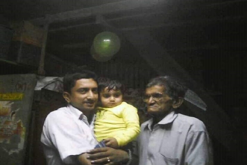 আমাদের পাঠক রূপক সমাদ্দার ফাদার্স ডে পাঠিয়েছেন তাঁর বাবা ও সন্তানের সঙ্গে এই ছবিটি৷  