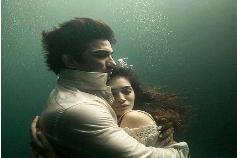 সুশান্ত সিং রাজপুতের আত্মহত্যাটা সকলে যেন টলিয়ে দিয়েছে ৷ দুদিন পরেও আলোচনার কেন্দ্রে শুধুই সুশান্ত আর একটা উত্তরহীন প্রশ্ন- কেন এরকম করলে? ধাক্কা খেয়েছেন তাঁর সমস্ত কাছের মানুষ সহ তাঁর বন্ধু-বান্ধবীরাও ৷ যদি একটু আগে বুঝতে পারতাম, যদি আটকাতে পারতাম ৷ আফসোসের সুর তাঁর প্রাক্তন প্রেমিকাদের গলাতেও ৷ সুশান্তের মৃত্যুর দুদিন পর ইনস্টায় তাঁর উদ্দেশে লেখা প্রাক্তন প্রেমিকা কৃতী শ্যাননের চিঠিতেও ভিজল চোখ ৷