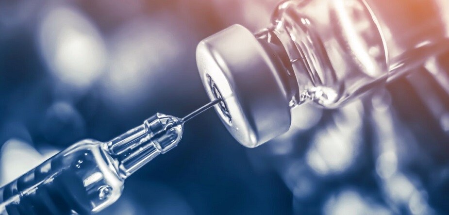 পুনাওয়ালা জানিয়েছেন, AstraZeneca-র সঙ্গে তাদের চুক্তি অনুযায়ী তারা অক্সফোর্ডের তৈরি ভ্যাকসিনের ১০০ কোটি ডোজ উৎপাদন করবেন৷ এই ভ্যাকসিনের ডোজগুলি মূলত ভারত সহ অন্যান্য কম আয়ের দেশগুলিতে সরবরাহ করা হবে৷ এছাড়াও বিশ্বের আরও কয়েকটি সংস্থার সঙ্গে যৌথ উদ্যোগে তাদের সংস্থা বেশ কয়েকটি ভ্যাকসিন তৈরি করছে বলে জানিয়েছেন সিরাম ইনস্টিটিউট অফ ইন্ডিয়ার সিইও৷ প্রতীকী ছবি পুনাওয়ালা জানিয়েছেন, AstraZeneca-র সঙ্গে তাদের চুক্তি অনুযায়ী তারা অক্সফোর্ডের তৈরি ভ্যাকসিনের ১০০ কোটি ডোজ উৎপাদন করবেন৷ এই ভ্যাকসিনের ডোজগুলি মূলত ভারত সহ অন্যান্য কম আয়ের দেশগুলিতে সরবরাহ করা হবে৷ এছাড়াও বিশ্বের আরও কয়েকটি সংস্থার সঙ্গে যৌথ উদ্যোগে তাদের সংস্থা বেশ কয়েকটি ভ্যাকসিন তৈরি করছে বলে জানিয়েছেন সিরাম ইনস্টিটিউট অফ ইন্ডিয়ার সিইও৷ প্রতীকী ছবি