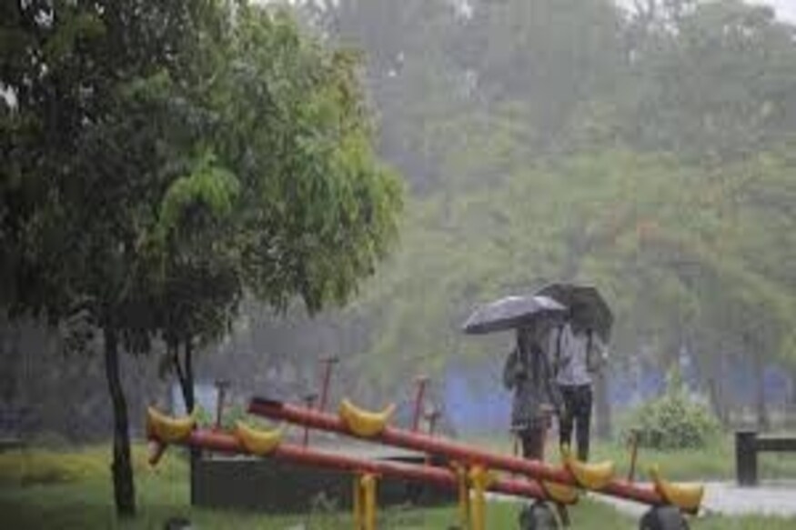 *শুক্রবার ২০০ মিলিমিটারের থেকেও বেশি অর্থাৎ প্রবল বৃষ্টির সম্ভাবনা রয়েছে জলপাইগুড়ি , আলিপুরদুয়ার , কোচবিহারে । শনিবার দার্জিলিং , কালিম্পং-এ ভারী থেকে অতি ভারী বৃষ্টি হবে । আর রবিবার উত্তবঙ্গের পাঁচ জেলাতেই প্রবল বৃষ্টির সম্ভাবনা । তবে সপ্তাহজুড়ে আর্দ্রতাজনিত অস্বস্তি বজায় থাকবে । সংগৃহীত ছবি । *শুক্রবার ২০০ মিলিমিটারের থেকেও বেশি অর্থাৎ প্রবল বৃষ্টির সম্ভাবনা রয়েছে জলপাইগুড়ি , আলিপুরদুয়ার , কোচবিহারে । শনিবার দার্জিলিং , কালিম্পং-এ ভারী থেকে অতি ভারী বৃষ্টি হবে । আর রবিবার উত্তবঙ্গের পাঁচ জেলাতেই প্রবল বৃষ্টির সম্ভাবনা । তবে সপ্তাহজুড়ে আর্দ্রতাজনিত অস্বস্তি বজায় থাকবে । সংগৃহীত ছবি ।