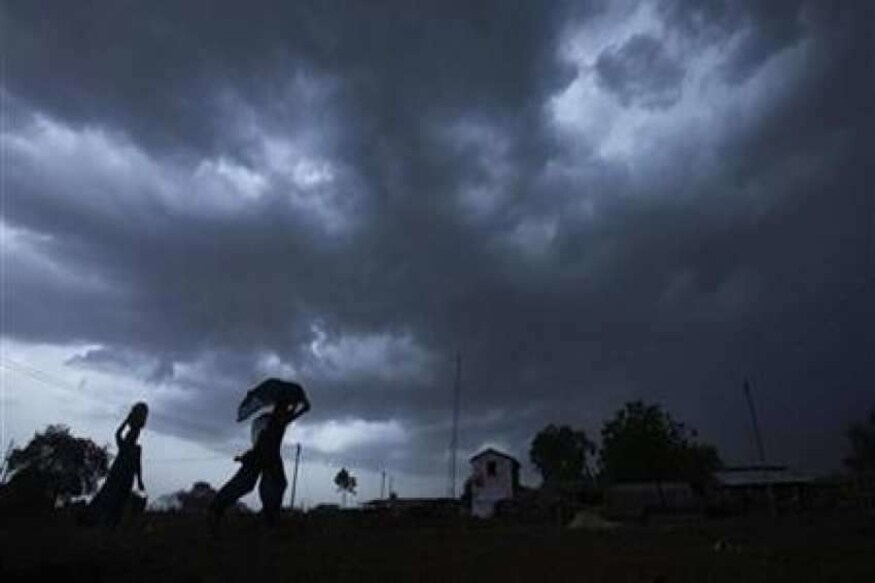*শুক্রবার থেকে রবিবার পর্যন্ত অতি ভারী বৃষ্টির সর্তকতা উত্তরবঙ্গে । আগামী ২৪ ঘণ্টায় ভারী বৃষ্টির সম্ভাবনা উত্তরবঙ্গের দার্জিলিং , কালিম্পং , আলিপুরদুয়ার , কোচবিহার এবং জলপাইগুড়িতে । বিক্ষিপ্ত বৃষ্টি হবে মালদা ও দুই দিনাজপুরে । সংগৃহীত ছবি । *শুক্রবার থেকে রবিবার পর্যন্ত অতি ভারী বৃষ্টির সর্তকতা উত্তরবঙ্গে । আগামী ২৪ ঘণ্টায় ভারী বৃষ্টির সম্ভাবনা উত্তরবঙ্গের দার্জিলিং , কালিম্পং , আলিপুরদুয়ার , কোচবিহার এবং জলপাইগুড়িতে । বিক্ষিপ্ত বৃষ্টি হবে মালদা ও দুই দিনাজপুরে । সংগৃহীত ছবি ।
