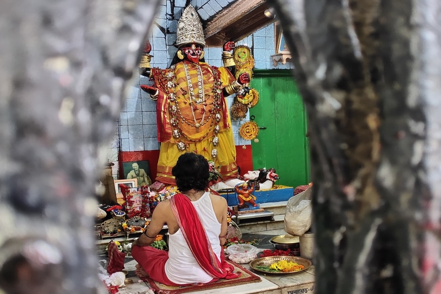 *বউবাজার ফিরিঙ্গি কালীবাড়ি। অফিসপাড়ার বহু মানুষের কাছেই অত্যন্ত জাগ্রত বলে খ্যাত । লক ডাউনের শুরু থেকেই এই ফিরিঙ্গি কালীবাড়িও সম্পূর্ণ বন্ধ ছিল । সোমবার ফিরিঙ্গি কালীবাড়িতে মায়ের দর্শনের সুযোগ করে দেওয়া হয় ভক্তদের । সকাল থেকেই মানুষ এসে এখানে মায়ের কাছে প্রার্থনা করে যায় । তবে ভিতরে পুজো দেওয়ার কোনও অনুমতি ছিল না । ফিরিঙ্গী কালীবাড়িতে যদিও বন্ধ থাকাকালীন সময়ে মায়ের নিত্যপুজোয় কোনও ব্যাঘাত ঘটেনি । *বউবাজার ফিরিঙ্গি কালীবাড়ি। অফিসপাড়ার বহু মানুষের কাছেই অত্যন্ত জাগ্রত বলে খ্যাত । লক ডাউনের শুরু থেকেই এই ফিরিঙ্গি কালীবাড়িও সম্পূর্ণ বন্ধ ছিল । সোমবার ফিরিঙ্গি কালীবাড়িতে মায়ের দর্শনের সুযোগ করে দেওয়া হয় ভক্তদের । সকাল থেকেই মানুষ এসে এখানে মায়ের কাছে প্রার্থনা করে যায় । তবে ভিতরে পুজো দেওয়ার কোনও অনুমতি ছিল না । ফিরিঙ্গী কালীবাড়িতে যদিও বন্ধ থাকাকালীন সময়ে মায়ের নিত্যপুজোয় কোনও ব্যাঘাত ঘটেনি ।