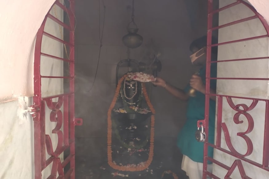 *হাতিবাগান বড় শিব মন্দির ৩৫০ বছরের পুরনো । এই মন্দির আনলক ওয়ানের প্রথম দিনেই ভক্তদের জন্য উন্মুক্ত করে দেওয়া হয় । বাঙালির দশহরা গঙ্গা পূজা এদিন এখানে সম্পন্ন হয় । *হাতিবাগান বড় শিব মন্দির ৩৫০ বছরের পুরনো । এই মন্দির আনলক ওয়ানের প্রথম দিনেই ভক্তদের জন্য উন্মুক্ত করে দেওয়া হয় । বাঙালির দশহরা গঙ্গা পূজা এদিন এখানে সম্পন্ন হয় ।