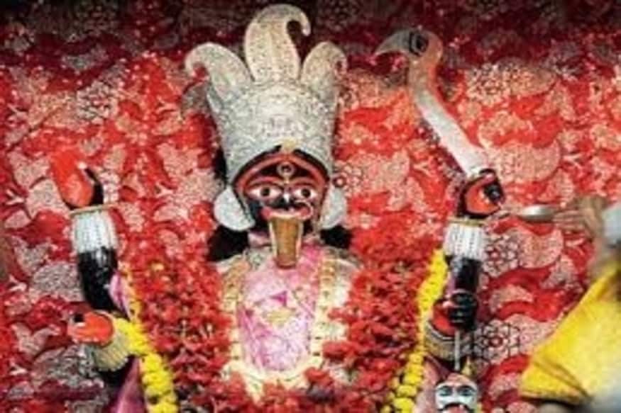 *সোমবার সকাল থেকেই অগণিত মানুষ ঠনঠনিয়া কালী বাড়িতে এসে মায়ের দর্শন করে। আরও দিন পনের পর ঠনঠনিয়া কালীবাড়ি উন্মুক্ত করে দেওয়া হবে বলে জানানো হয়েছে । মাকে যারা দর্শন করতে আসছেন তাদের প্রত্যেককে শারীরিক দূরত্ব বজায় রাখার আবেদন জানানো হচ্ছে । সংগৃহীত ছবি । *সোমবার সকাল থেকেই অগণিত মানুষ ঠনঠনিয়া কালী বাড়িতে এসে মায়ের দর্শন করে। আরও দিন পনের পর ঠনঠনিয়া কালীবাড়ি উন্মুক্ত করে দেওয়া হবে বলে জানানো হয়েছে । মাকে যারা দর্শন করতে আসছেন তাদের প্রত্যেককে শারীরিক দূরত্ব বজায় রাখার আবেদন জানানো হচ্ছে । সংগৃহীত ছবি ।