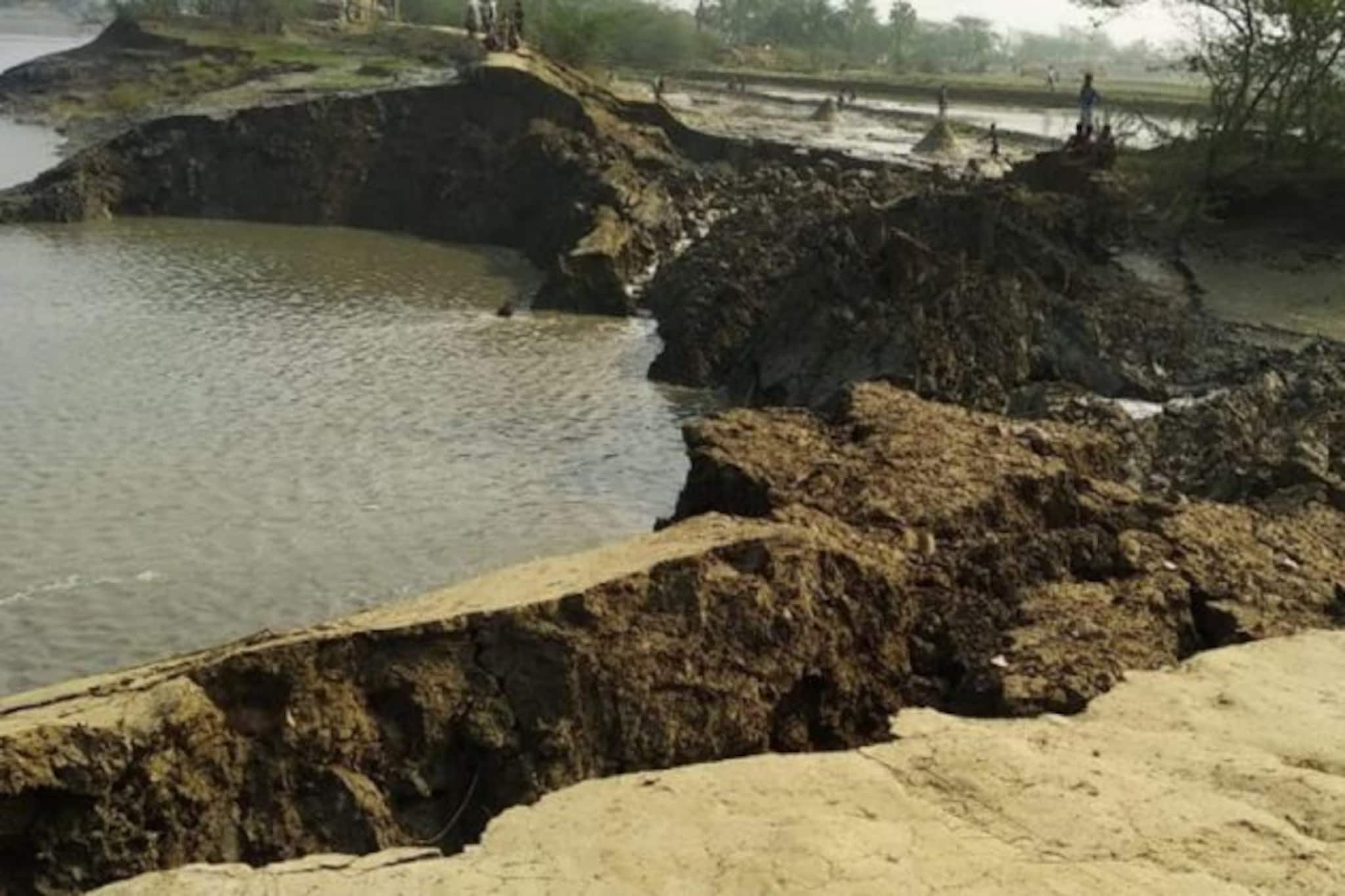 পূর্ণিমার ভরা কোটালে বাঁধ ভেঙে গ্রামে জল ঢোকার আশঙ্কা, বিনিদ্র রজনী কাটছে সুন্দরবনবাসীর