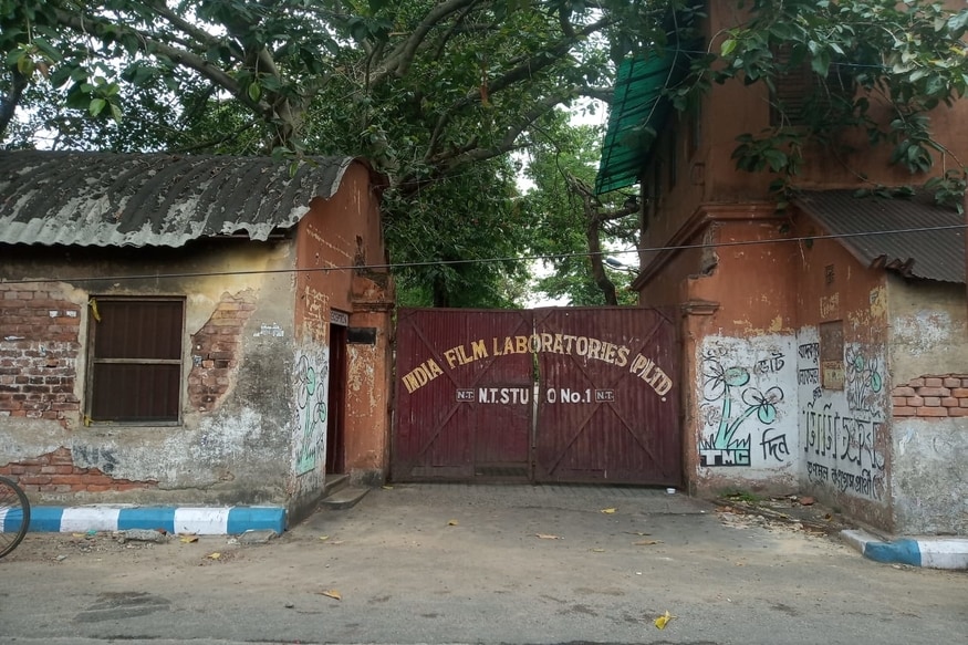 *আর্টিস্ট'স ফোরামের তরফে দাবি করা হয়, স্বাস্থ্য বিমার নথি হাতে না পাওয়া পর্যন্ত আর্টিস্টদের সুরক্ষা বা বিমার দায়িত্ব নিক বিনোদন চ্যানেল ও টেলিভিশনের প্রযোজকরা । সেই দাবি মানতে নারাজ চ্যানেল ও ডব্লিউএটিপি ( West Bengal TV Producers WATP) । *আর্টিস্ট'স ফোরামের তরফে দাবি করা হয়, স্বাস্থ্য বিমার নথি হাতে না পাওয়া পর্যন্ত আর্টিস্টদের সুরক্ষা বা বিমার দায়িত্ব নিক বিনোদন চ্যানেল ও টেলিভিশনের প্রযোজকরা । সেই দাবি মানতে নারাজ চ্যানেল ও ডব্লিউএটিপি ( West Bengal TV Producers WATP) ।