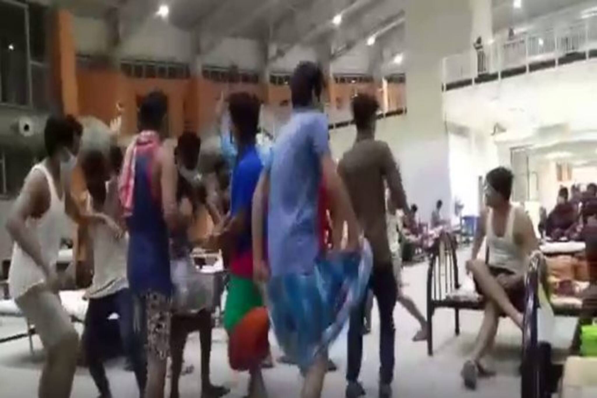 লুঙ্গি ডান্স-বত্তমিজ দিল গানে তুমুল নাচ, কোয়ারেন্টাইন সেন্টারের ফ্লোর মাতানো ভিডিও নিমেষে ভাইরাল