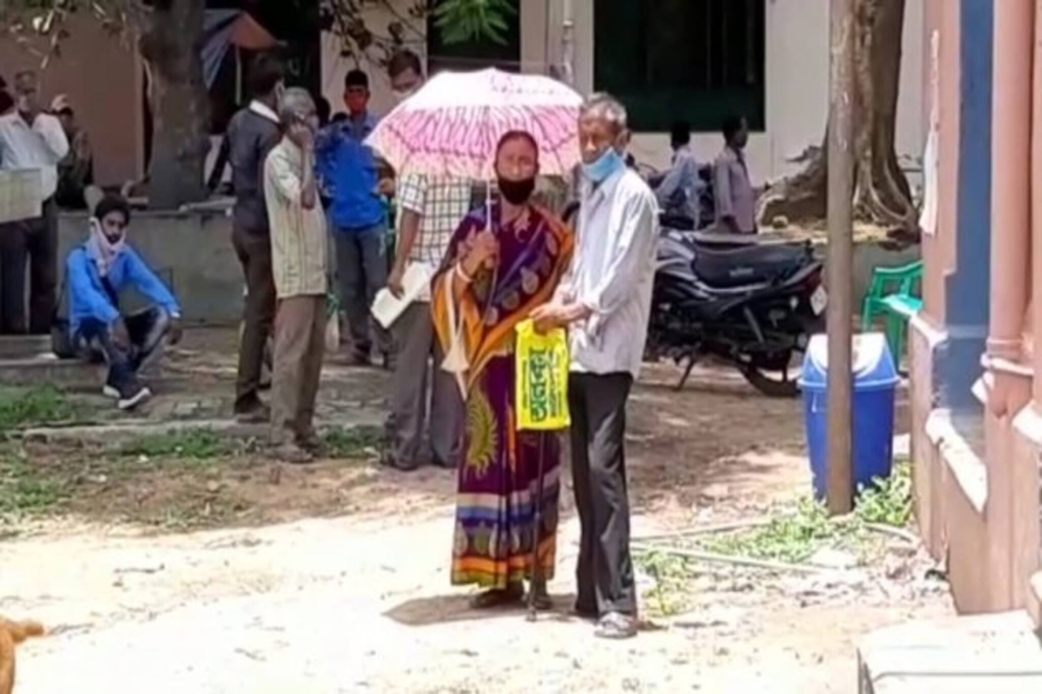 অনাহারে-অর্ধাহারে কাটছে দিন, পেট চালাতে পুলিশ ছেলের বিরুদ্ধে আদালতের দ্বারস্থ বৃদ্ধ মা-বাবা