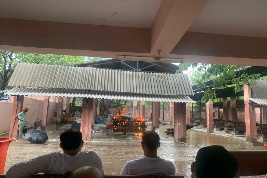 এ দিন বিকেলেই সুশান্তকে দাহ করা হয় । দিল্লি থেকে এসেছেন দিদি-জামাই বাবু। গ্রামের বাড়ি থেকে এসেছেন বাবা ও আত্মীয় স্বজনেরা । এছাড়া এসেছিলেন শ্রদ্ধা কাপুর, বিবেক ওবেরয়, রণবীর শোরের, পাশাপাশি এসেছিলেন তাঁর বান্ধবী রিয়া চক্রবর্তী ও। এ দিন বিকেলেই সুশান্তকে দাহ করা হয় । দিল্লি থেকে এসেছেন দিদি-জামাই বাবু। গ্রামের বাড়ি থেকে এসেছেন বাবা ও আত্মীয় স্বজনেরা । এছাড়া এসেছিলেন শ্রদ্ধা কাপুর, বিবেক ওবেরয়, রণবীর শোরের, পাশাপাশি এসেছিলেন তাঁর বান্ধবী রিয়া চক্রবর্তী ও।