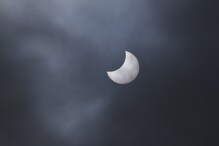 Solar Eclipse 2020| সকাল থেকে আকাশের মুখ ভার, রোদ উঠতেই দেখা গেল আংশিক গ্রহণ