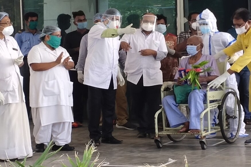 *মারণ করোনাকে হেলায় হারিয়ে বাড়ি ফিরলেন ৯৪ বছর বয়সী বৃদ্ধ । এখনও পর্যন্ত রাজ্যে তিনিই সবথেকে বেশি বয়সের করোনা জয়ী । *মারণ করোনাকে হেলায় হারিয়ে বাড়ি ফিরলেন ৯৪ বছর বয়সী বৃদ্ধ । এখনও পর্যন্ত রাজ্যে তিনিই সবথেকে বেশি বয়সের করোনা জয়ী ।