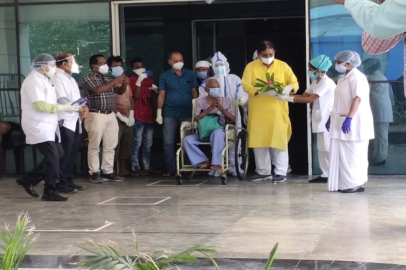 *এত বেশি বয়সে করোনাকে হারিয়ে সুস্থ হয়ে বাড়ি ফেরার নজির এ রাজ্যে আর নেই । চিকিৎসকরা জানাচ্ছেন, মানসিক জোর থাকলে এবং সঠিক সময়ে চিকিৎসকের দ্বারস্থ হলে প্রাণঘাতী করোনাভাইরাসকে মোকাবিলা করা সম্ভব ।