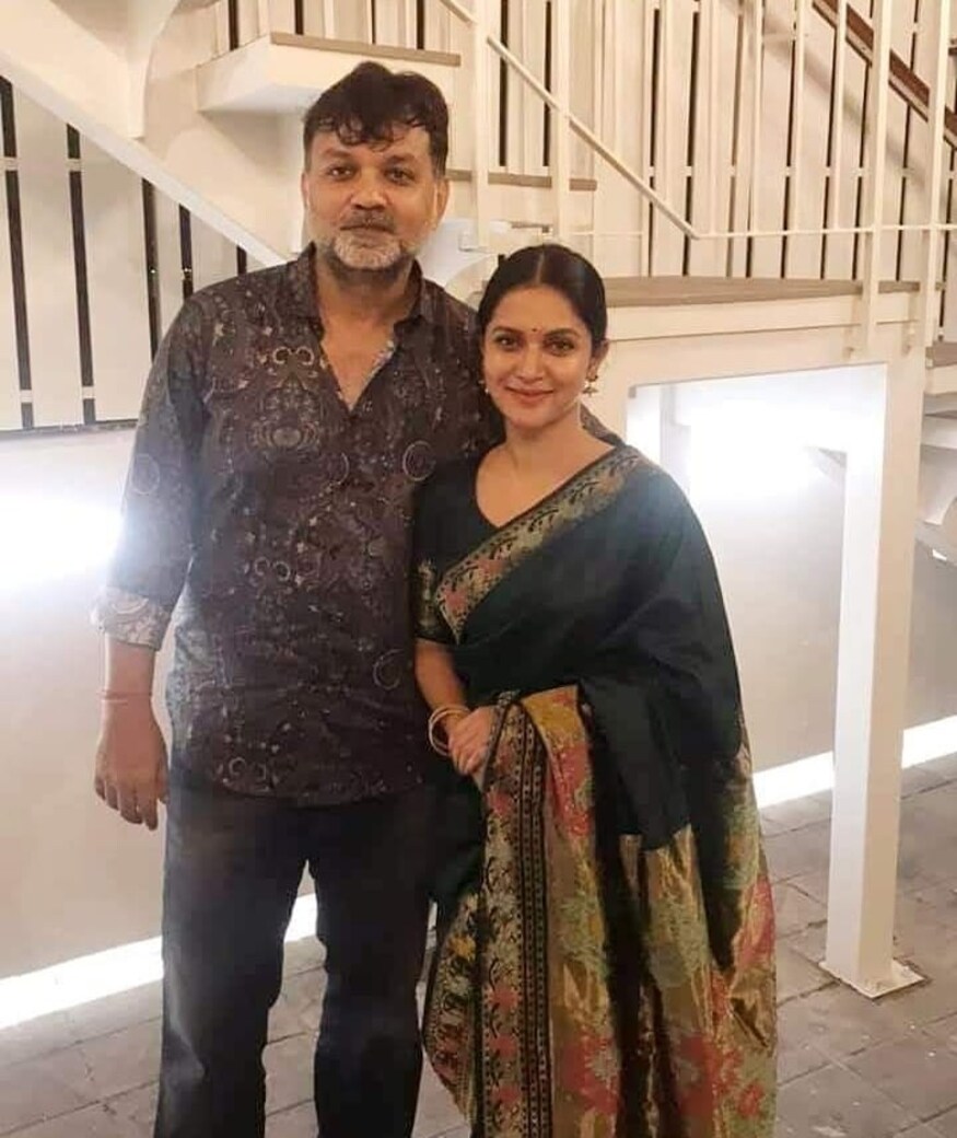 *কলকাতার দুর্গাপুজোর আড্ডার ছবিও রয়েছে তাঁর এই পোস্টে । সেখানে গাড় সবুজ সারিতে মিথিলাকে লাগছে সুন্দরী । ছবিঃ ইনস্টাগ্রাম । *কলকাতার দুর্গাপুজোর আড্ডার ছবিও রয়েছে তাঁর এই পোস্টে । সেখানে গাড় সবুজ সারিতে মিথিলাকে লাগছে সুন্দরী । ছবিঃ ইনস্টাগ্রাম ।