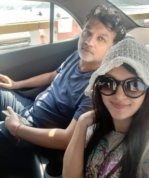*ক্যাজুয়াল ফ্লোরাল ড্রেসে মিথিলা । আর নীল জিনস আর টি-শার্টে সৃজিতের ছবিটি গোয়ায় বেড়াতে গিয়ে তোলা । ছবিঃ ইনস্টাগ্রাম ।