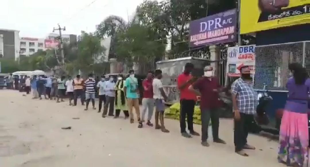 • তবে যে ভক্তরা কন্টেইনমেন্ট এলাকায় বাস করেন, তাঁদের এই মুহূর্তে মন্দিরে না আসার অনুরোধ করেন রেড্ডি । • তবে যে ভক্তরা কন্টেইনমেন্ট এলাকায় বাস করেন, তাঁদের এই মুহূর্তে মন্দিরে না আসার অনুরোধ করেন রেড্ডি ।