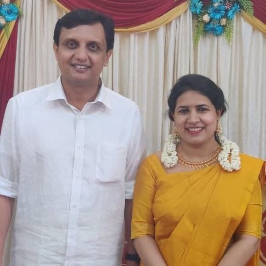 ▪️বিয়ের অনুষ্ঠানে একেবারে সাধারণ সাজে ছিলেন পাত্র-পাত্রী৷ দু’জনের ক্ষেত্রে এটা দ্বিতীয় বিয়ে৷ প্রথম পক্ষের ১ সন্তান রয়েছে বীণার, রিয়াজের রয়েছে ২ সন্তান৷ ▪️বিয়ের অনুষ্ঠানে একেবারে সাধারণ সাজে ছিলেন পাত্র-পাত্রী৷ দু’জনের ক্ষেত্রে এটা দ্বিতীয় বিয়ে৷ প্রথম পক্ষের ১ সন্তান রয়েছে বীণার, রিয়াজের রয়েছে ২ সন্তান৷