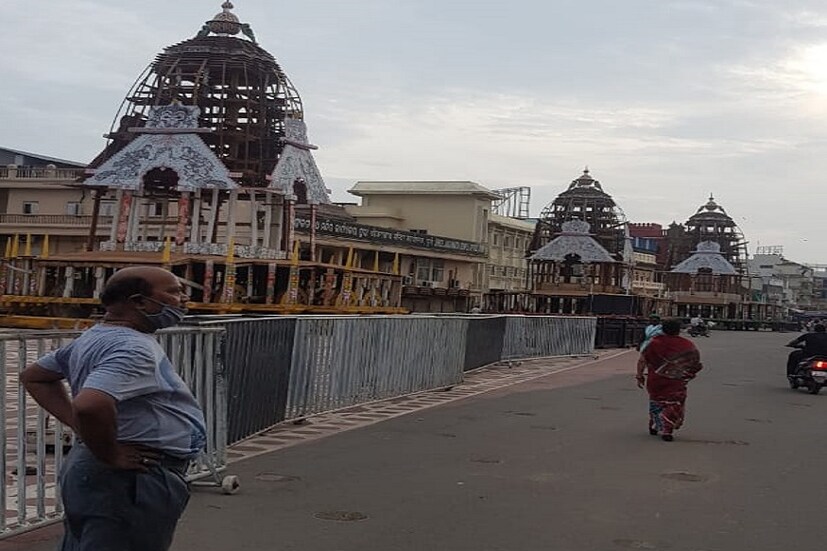 ▪️এবার স্নান যাত্রার সময় কোনও ভক্ত উপস্থিত ছিলেন না৷ শুধুমাত্র সেবায়েতরা মিলে পালন করেন এই উৎসব৷ কোনও রকম ভিড় এড়াতে মন্দির চত্বরে জারি হয় ১৪৪ ধারাও৷ 