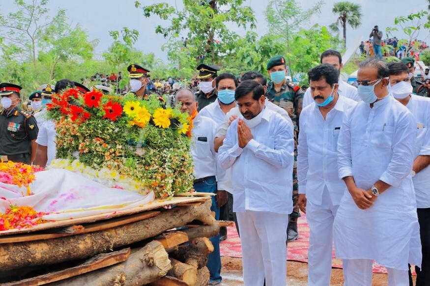 ঘরের ছেলের প্রয়াণে উপস্থিত প্রশাসনের উচ্চপদস্থ কর্তারা, স্থানীয় সাংসদ, বিধায়ক, কাউন্সিলর উপস্থিত হয়ে শেষ শ্রদ্ধা জানিয়েছেন ৷ নিজস্ব ছবি ৷ ঘরের ছেলের প্রয়াণে উপস্থিত প্রশাসনের উচ্চপদস্থ কর্তারা, স্থানীয় সাংসদ, বিধায়ক, কাউন্সিলর উপস্থিত হয়ে শেষ শ্রদ্ধা জানিয়েছেন ৷ নিজস্ব ছবি ৷