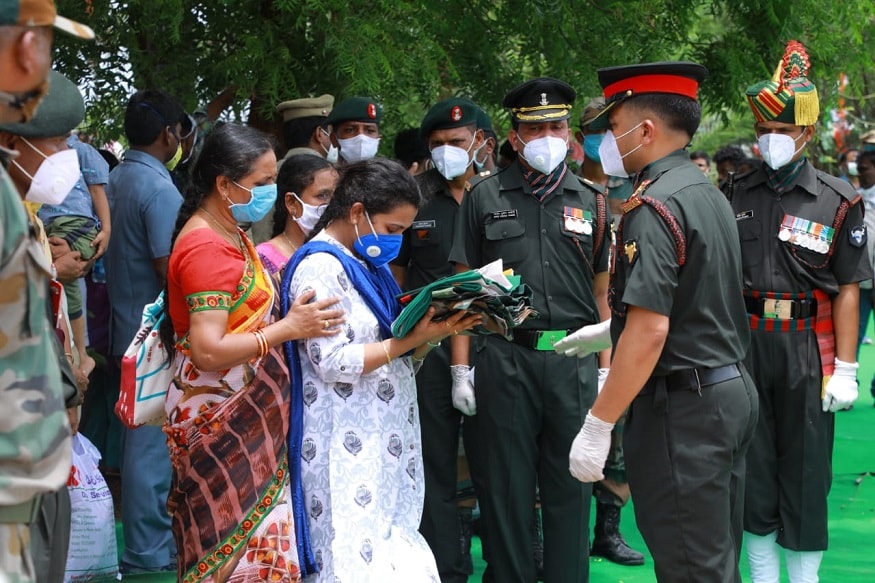 স্ত্রীর সামনে অত্যন্ত কঠিন সময় উপস্থিত হয়েছিল যখন শহিদ স্বামীর উর্দি তুলে দেওয়া হয়েছিল হাতে ৷ চোখের জল যেন কোনও ভাবেই ধরে রাখা যাচ্ছিলনা ৷ বাঁধ না ভাঙা কান্নায় ভেসেছেন বাবা ও দাদু ৷ নিজস্ব ছবি ৷ স্ত্রীর সামনে অত্যন্ত কঠিন সময় উপস্থিত হয়েছিল যখন শহিদ স্বামীর উর্দি তুলে দেওয়া হয়েছিল হাতে ৷ চোখের জল যেন কোনও ভাবেই ধরে রাখা যাচ্ছিলনা ৷ বাঁধ না ভাঙা কান্নায় ভেসেছেন বাবা ও দাদু ৷ নিজস্ব ছবি ৷