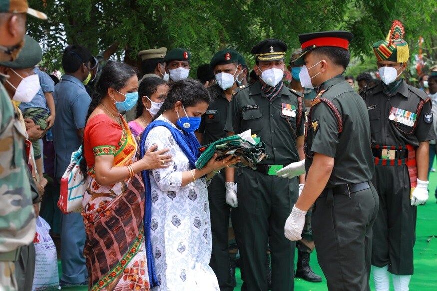 কর্নেল সন্তোষ বাবুর প্রয়াণে এলাকাবাসীর শ্রদ্ধার্ঘ, তাঁরা বন্ধ রেখেছেন সমস্ত রকমের বাণিজ্যিক প্রতিষ্ঠান ৷ নিজস্ব ছবি ৷ কর্নেল সন্তোষ বাবুর প্রয়াণে এলাকাবাসীর শ্রদ্ধার্ঘ, তাঁরা বন্ধ রেখেছেন সমস্ত রকমের বাণিজ্যিক প্রতিষ্ঠান ৷ নিজস্ব ছবি ৷