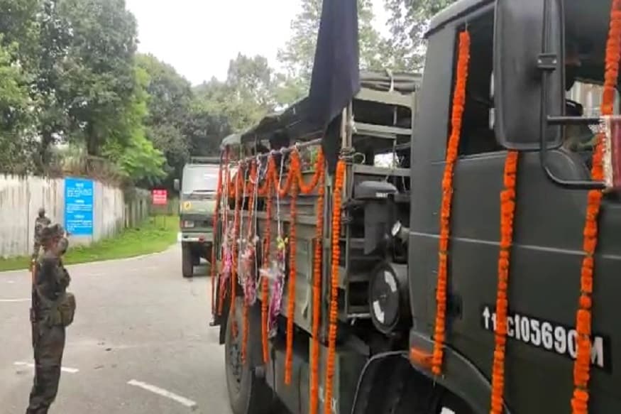 ▪️চিনা সেনার আক্রমণে মারা গিয়েছেন স্বামী৷ স্বামী যখন মারা গিয়েছেন তখন পরিবার থেকে দূরে মিরাটের ক্যান্টনমেন্ট আবাসনে ছিলেন দু’জন৷ এখন ছোট মেয়ে তমান্নাই একমাত্র সম্বল রুম্পার৷ শুক্রবার তাঁর হাত ধরেই স্বামীকে শেষবারের মতো দেখতে শ্বশুরবাড়ি ফিরলেন সদ্য বিধবা হওয়া রুম্পা৷ ▪️চিনা সেনার আক্রমণে মারা গিয়েছেন স্বামী৷ স্বামী যখন মারা গিয়েছেন তখন পরিবার থেকে দূরে মিরাটের ক্যান্টনমেন্ট আবাসনে ছিলেন দু’জন৷ এখন ছোট মেয়ে তমান্নাই একমাত্র সম্বল রুম্পার৷ শুক্রবার তাঁর হাত ধরেই স্বামীকে শেষবারের মতো দেখতে শ্বশুরবাড়ি ফিরলেন সদ্য বিধবা হওয়া রুম্পা৷