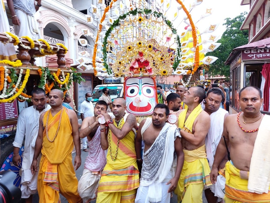 মায়াপুরে থাকা ভক্তদেরও অনুমতি নেই সেখানে। শুধু সেবকরা যাবতীয় নিয়ম পালন করছেন। ইসকন কর্তৃপক্ষ আগেই জানিয়ে ছিল যে, মায়াপুরে এই বছর মন্দির প্রাঙ্গণের মধ্যেই রথ টানা হবে। (Picture Courtesy: Somraj Bandopadhyay) মায়াপুরে থাকা ভক্তদেরও অনুমতি নেই সেখানে। শুধু সেবকরা যাবতীয় নিয়ম পালন করছেন। ইসকন কর্তৃপক্ষ আগেই জানিয়ে ছিল যে, মায়াপুরে এই বছর মন্দির প্রাঙ্গণের মধ্যেই রথ টানা হবে। (Picture Courtesy: Somraj Bandopadhyay)