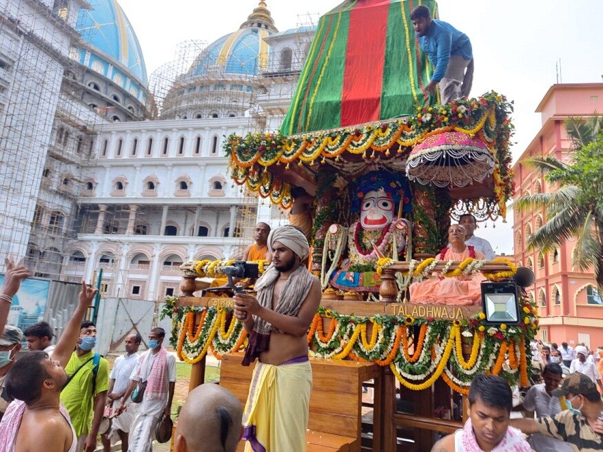 সামাজিক দূরত্ব ও সরকারি বিধি মেনেই পালিত হবে রথযাত্রা উৎসব। তবে ভক্তরা রথের রশিতে টান দিতে পারবেন না। বরং ঘরে বসেই সোশাল মিডিয়ার মাধ্যমে রথযাত্রা দেখতে পাবেন ভক্তরা। (Picture Courtesy: Somraj Bandopadhyay) সামাজিক দূরত্ব ও সরকারি বিধি মেনেই পালিত হবে রথযাত্রা উৎসব। তবে ভক্তরা রথের রশিতে টান দিতে পারবেন না। বরং ঘরে বসেই সোশাল মিডিয়ার মাধ্যমে রথযাত্রা দেখতে পাবেন ভক্তরা। (Picture Courtesy: Somraj Bandopadhyay)