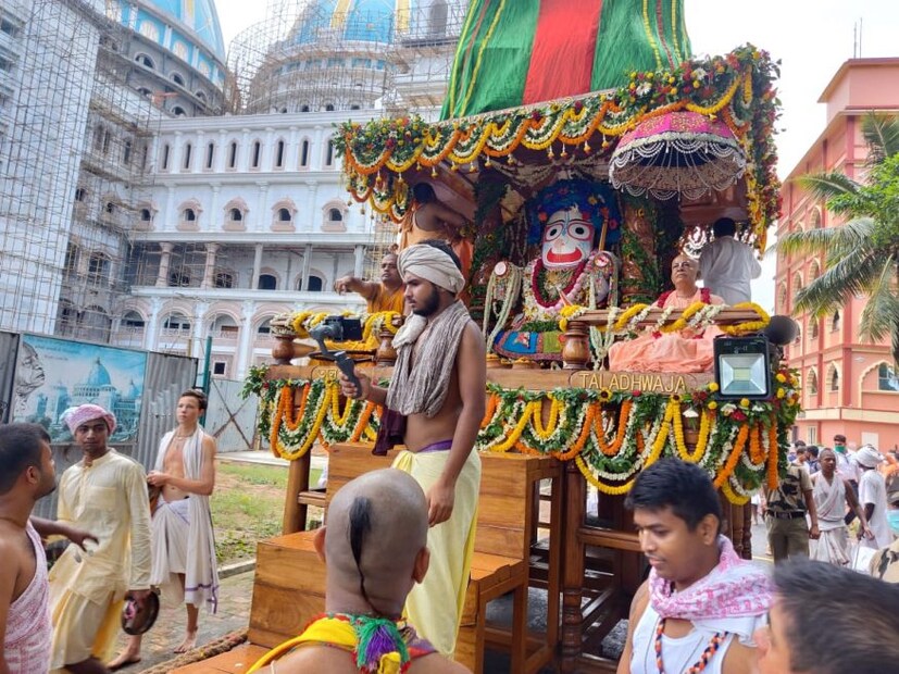 অনলাইনে দর্শন মিলবে জগন্নাথদেবের। আপাতত এ বছর সোশাল মিডিয়াতেই ইসকনের রথযাত্রা দেখে সন্তুষ্ট থাকতে হবে ভক্তদের। (Picture Courtesy: Somraj Bandopadhyay)