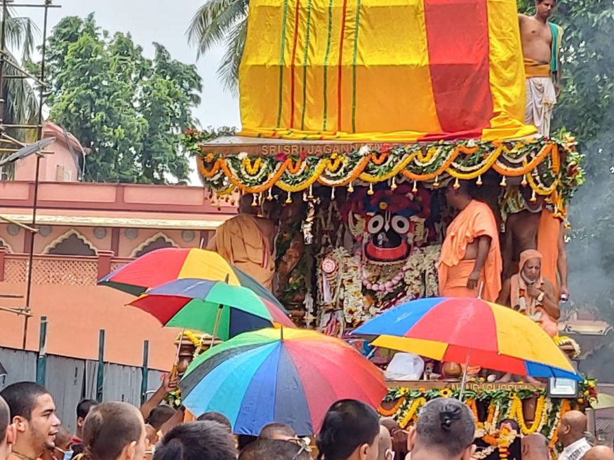 প্রতিবছর রথের দিন রাজাপুর জগন্নাথ মন্দির থেকে ভগবান জগন্নাথদেব, বলরাম ও সুভদ্রার সুসজ্জিত রথ সাড়ে পাঁচ কিলোমিটার পথ অতিক্রম করে এসে পৌঁছয় ইসকন মন্দিরের অস্থায়ী মাসির বাড়িতে। কিন্তু এবছর করোনা ভাইরাসের জন্য নমো নমো করেই পালন হবে উৎসব। (Picture Courtesy: Somraj Bandopadhyay) প্রতিবছর রথের দিন রাজাপুর জগন্নাথ মন্দির থেকে ভগবান জগন্নাথদেব, বলরাম ও সুভদ্রার সুসজ্জিত রথ সাড়ে পাঁচ কিলোমিটার পথ অতিক্রম করে এসে পৌঁছয় ইসকন মন্দিরের অস্থায়ী মাসির বাড়িতে। কিন্তু এবছর করোনা ভাইরাসের জন্য নমো নমো করেই পালন হবে উৎসব। (Picture Courtesy: Somraj Bandopadhyay)