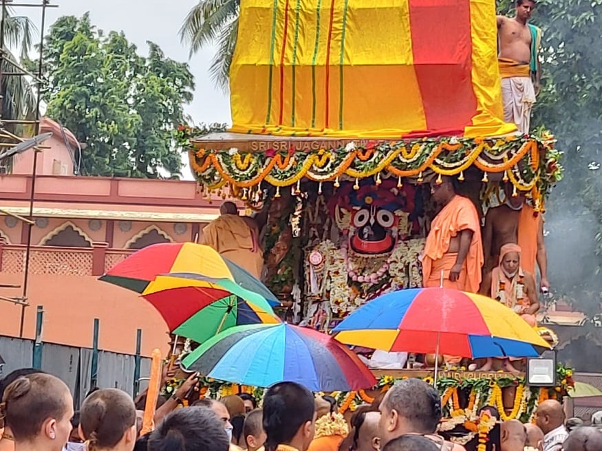 মন্দির প্রাঙ্গণের মধ্যেই ভূমি দফতরে অস্থায়ী গুন্ডিচা মন্দির তৈরি করা হয়েছে। সেখানেই উল্টোরথ পর্যন্ত জগন্নাথ, বলরাম ও সুভদ্রা থাকবেন। (Picture Courtesy: Somraj Bandopadhyay) মন্দির প্রাঙ্গণের মধ্যেই ভূমি দফতরে অস্থায়ী গুন্ডিচা মন্দির তৈরি করা হয়েছে। সেখানেই উল্টোরথ পর্যন্ত জগন্নাথ, বলরাম ও সুভদ্রা থাকবেন। (Picture Courtesy: Somraj Bandopadhyay)