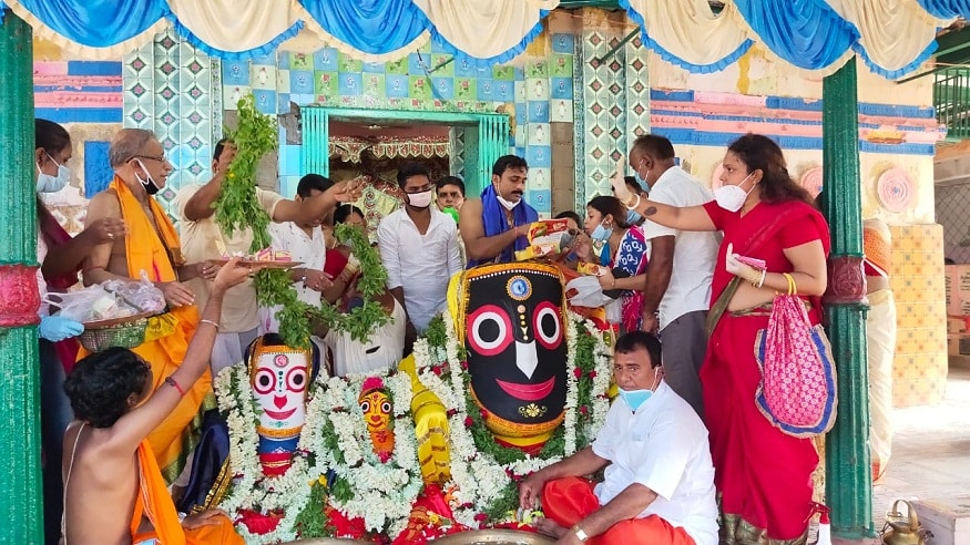 বিকাল সাড়ে তিনটেয় তিন বিগ্রহকে মন্দিরের চাতাল থেকে পাশেই অস্থায়ী মাসির বাড়িতে নিয়ে যাওয়া হবে। বেলা চারটেয় নারায়ণশিলাকে রথের চারদিকে তিনবার প্রদক্ষিণ করিয়ে নিয়ে যাওয়া হবে মূল মাসিরবাড়ি। (Picture Courtesy: Abir Ghoshal) বিকাল সাড়ে তিনটেয় তিন বিগ্রহকে মন্দিরের চাতাল থেকে পাশেই অস্থায়ী মাসির বাড়িতে নিয়ে যাওয়া হবে। বেলা চারটেয় নারায়ণশিলাকে রথের চারদিকে তিনবার প্রদক্ষিণ করিয়ে নিয়ে যাওয়া হবে মূল মাসিরবাড়ি। (Picture Courtesy: Abir Ghoshal)