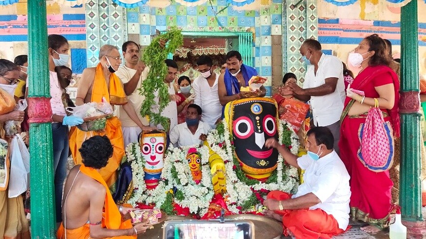 জগন্নাথ মন্দিরের মধ্যেই অস্থায়ী ভাবে তৈরি হয়েছে মাসির বাড়ি। মন্দিরের মধ্যে যে অস্থায়ী ভোগ ঘর রয়েছে তাতে রত্ন বেদী বানানো হয়েছে। আগামী ৮ দিন সেখানেই থাকবেন জগন্নাথ-বলরাম-সুভ্রদা। যাবতীয় পুজো আচার অনুষ্ঠান সেখানে থেকেই সম্পন্ন হবে। ফলে রথ যাত্রা উপলক্ষে যারা মন্দিরে পুজো দিতে আসতেন তাদের এখানেই পুজো দিতে হবে। (Picture Courtesy: Abir Ghoshal) জগন্নাথ মন্দিরের মধ্যেই অস্থায়ী ভাবে তৈরি হয়েছে মাসির বাড়ি। মন্দিরের মধ্যে যে অস্থায়ী ভোগ ঘর রয়েছে তাতে রত্ন বেদী বানানো হয়েছে। আগামী ৮ দিন সেখানেই থাকবেন জগন্নাথ-বলরাম-সুভ্রদা। যাবতীয় পুজো আচার অনুষ্ঠান সেখানে থেকেই সম্পন্ন হবে। ফলে রথ যাত্রা উপলক্ষে যারা মন্দিরে পুজো দিতে আসতেন তাদের এখানেই পুজো দিতে হবে। (Picture Courtesy: Abir Ghoshal)