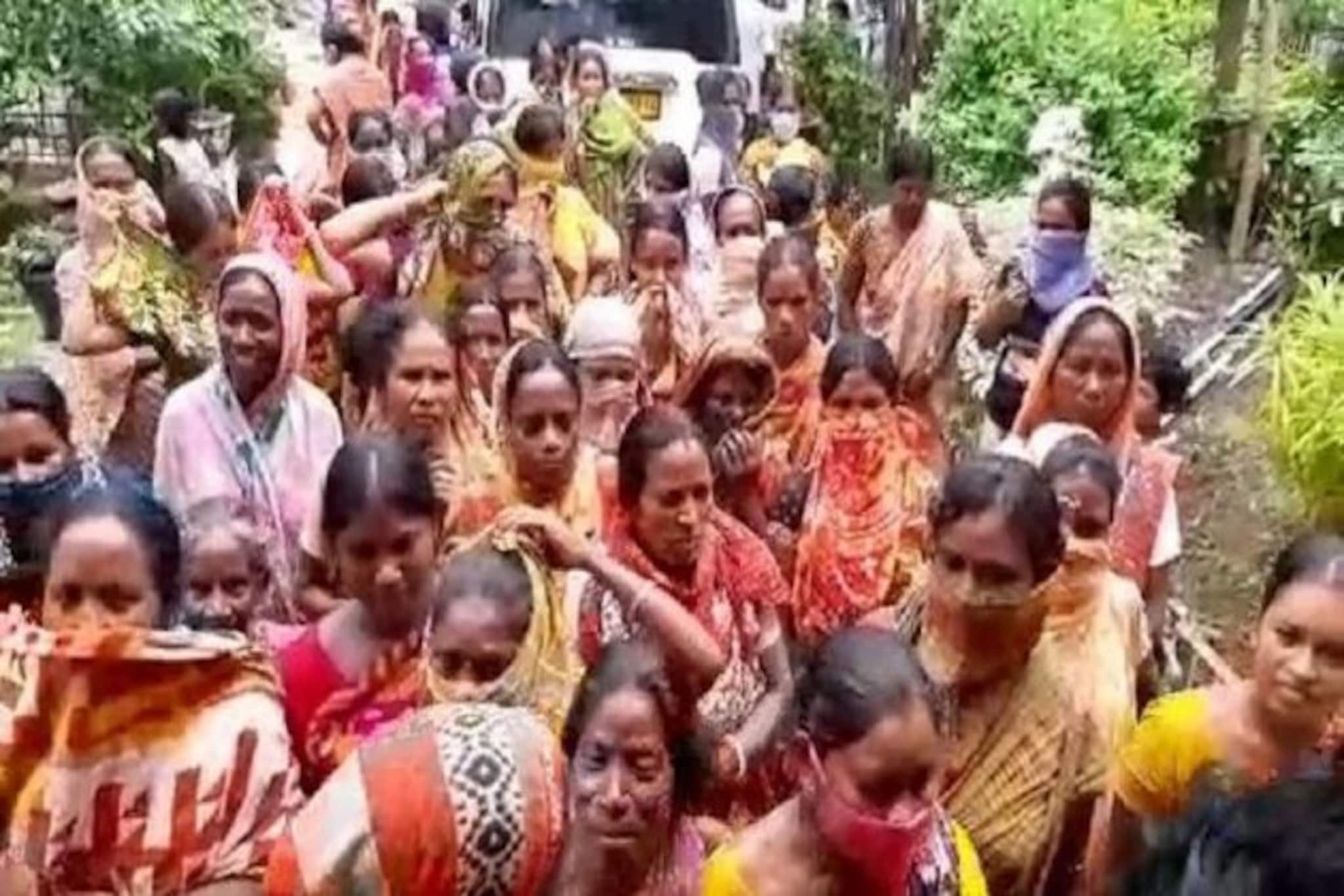 হাতে কাজ নেই, জব কার্ডের দাবিতে প্রশাসনের অফিসে ধর্না মহিলাদের