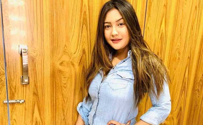 আশিকা ভাটিয়া ৷ টিকটকে তাঁর নাচ দেখার জন্য নেটিজেনরা অধীর আগ্রহে বসে থাকেন ৷ ফলোয়ার সংখ্যা ১২.৭ মিলিয়ান আশিকা ভাটিয়া ৷ টিকটকে তাঁর নাচ দেখার জন্য নেটিজেনরা অধীর আগ্রহে বসে থাকেন ৷ ফলোয়ার সংখ্যা ১২.৭ মিলিয়ান