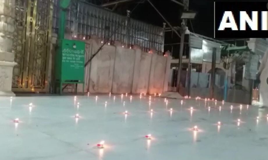 এদিকে দু মাসের বেশি সময় ধরে সমস্ত ধর্মীয় স্থান বন্ধ থাকার পর সোমবার থেকে ভারতেও খুলে গেল মন্দির-মসজিদ ৷ সেই আনন্দের আবহে রবিবার আজমেঢ় শরিফে সাজানো হয়েছিল প্রদীপ দিয়ে ৷ Photo Courtesy- ANI/Twitter এদিকে দু মাসের বেশি সময় ধরে সমস্ত ধর্মীয় স্থান বন্ধ থাকার পর সোমবার থেকে ভারতেও খুলে গেল মন্দির-মসজিদ ৷ সেই আনন্দের আবহে রবিবার আজমেঢ় শরিফে সাজানো হয়েছিল প্রদীপ দিয়ে ৷ Photo Courtesy- ANI/Twitter