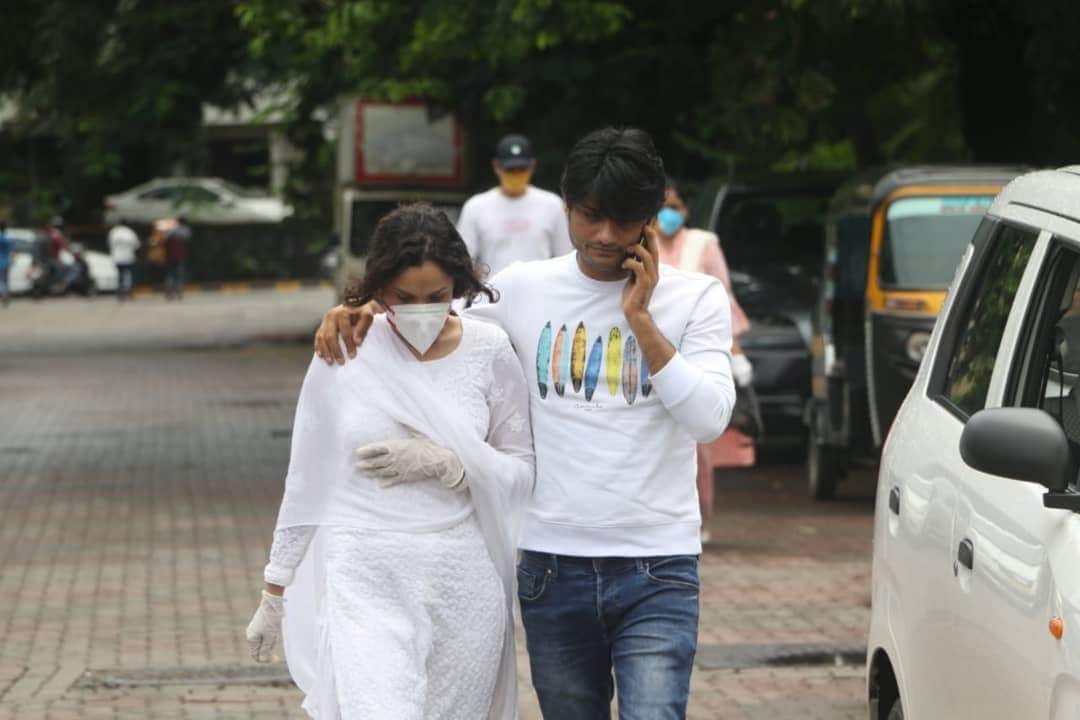 সাদা পোশাক। মাস্কে ঢাকা মুখ। এলোমেলো চুল,বিধ্বস্ত চেহারা ৷ সমানে ফুঁপিয়েই চলেছেন ৷ চার্টার রোডের ফ্ল্যাটে সুশান্তের বাড়ি ঢোকার মুখে এরকম চেহারাতেই দেখা গেল, তাঁর সবচেয়ে দীর্ঘ সময়ের সম্পর্কে থাকা বান্ধবী অঙ্কিতা ৷ সেই ছবি সোশ্যাল মিডিয়ায় আসতেই তা ভাইরাল ৷ সাদা পোশাক। মাস্কে ঢাকা মুখ। এলোমেলো চুল,বিধ্বস্ত চেহারা ৷ সমানে ফুঁপিয়েই চলেছেন ৷ চার্টার রোডের ফ্ল্যাটে সুশান্তের বাড়ি ঢোকার মুখে এরকম চেহারাতেই দেখা গেল, তাঁর সবচেয়ে দীর্ঘ সময়ের সম্পর্কে থাকা বান্ধবী অঙ্কিতা ৷ সেই ছবি সোশ্যাল মিডিয়ায় আসতেই তা ভাইরাল ৷