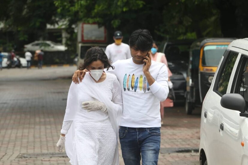 সাদা পোশাক। মাস্কে ঢাকা মুখ। এলোমেলো চুল,বিধ্বস্ত চেহারা ৷ সমানে ফুঁপিয়েই চলেছেন ৷ চার্টার রোডের ফ্ল্যাটে সুশান্তের বাড়ি ঢোকার মুখে এরকম চেহারাতেই দেখা গেল, তাঁর সবচেয়ে দীর্ঘ সময়ের সম্পর্কে থাকা বান্ধবী অঙ্কিতা ৷ সেই ছবি সোশ্যাল মিডিয়ায় আসতেই তা ভাইরাল ৷