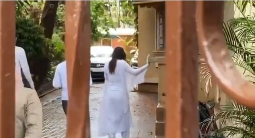  এদিন এরকম বিধ্বস্ত অবস্থায় অঙ্কিতাকে দেখে বোঝা গেল সুশান্তকে তিনি কতটা ভালবাসতেন ৷ প্রেম আর না থাকলেও প্রাক্তন প্রেমিকের এরকম অকাল মৃত্যুতে ব্যথিত-বিপর্যস্ত অঙ্কিতা ৷ উল্লেখ্য, বিকি জৈন নামে এক ব্যবসায়ীর সঙ্গে কিছুদিন আগেই এনগেজমেন্ট হয়েছে অঙ্কিতার ৷