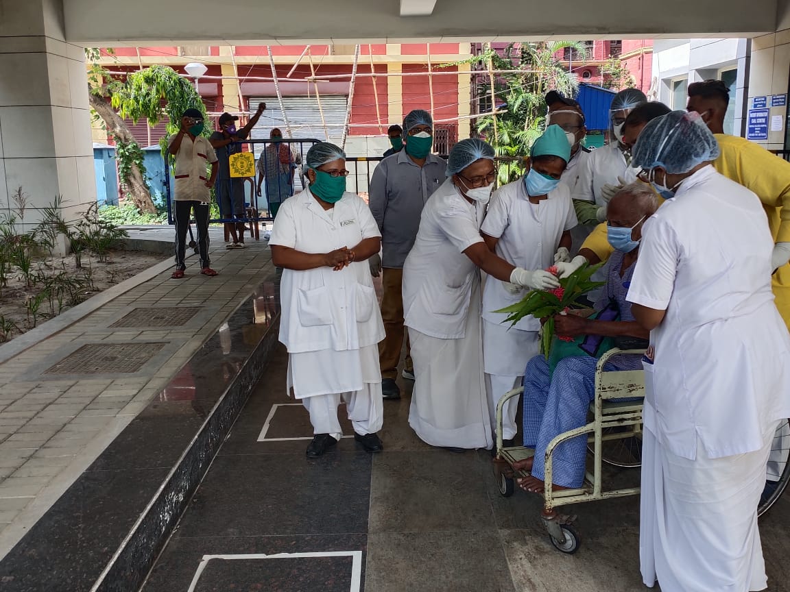 *উত্তর কলকাতার বিডন স্ট্রিটের বাসিন্দা ৯৪ বছর বয়সী এই বৃদ্ধ , ৯ ই জুন শ্বাসকষ্ট নিয়ে কলকাতা মেডিক্যাল কলেজ হাসপাতালে ভর্তি হযন । ১৩ জুন তাঁর করোনা রিপোর্ট পজেটিভ আসে । ১৭ দিন কলকাতা মেডিক্যাল কলেজে চিকিৎসাধীন থাকার পর বৃহস্পতিবার বাড়ি ফেরেন তিনি । *উত্তর কলকাতার বিডন স্ট্রিটের বাসিন্দা ৯৪ বছর বয়সী এই বৃদ্ধ , ৯ ই জুন শ্বাসকষ্ট নিয়ে কলকাতা মেডিক্যাল কলেজ হাসপাতালে ভর্তি হযন । ১৩ জুন তাঁর করোনা রিপোর্ট পজেটিভ আসে । ১৭ দিন কলকাতা মেডিক্যাল কলেজে চিকিৎসাধীন থাকার পর বৃহস্পতিবার বাড়ি ফেরেন তিনি ।