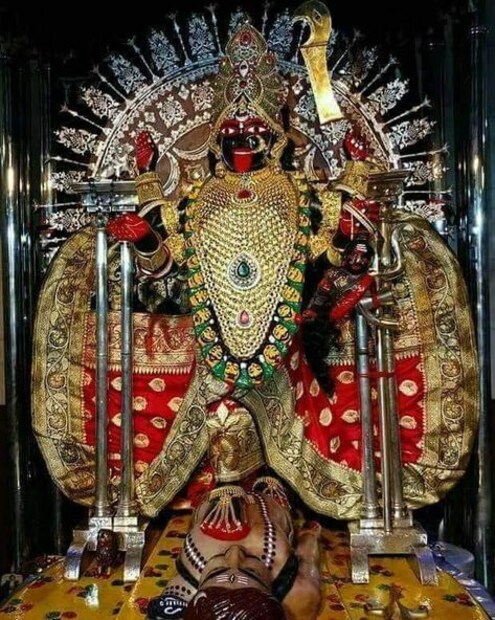 • সকাল থেকেই পূণ্যার্থীদের ভিড় জমেছে মন্দিরে । যথাযথ সামাজিক দূরত্ব বিধি মানা হচ্ছে মন্দিরে । মন্দিরে দাঁড়ানোর জন্য নির্দিষ্ট জায়গা কতরা হয়েছে । পায়ের ছাপ দেওয়া মার্ক গুলিতেই দর্শনার্থীরা লাইনে দাঁড়িয়ে তবেই পুজো দিতে পারবেন। 