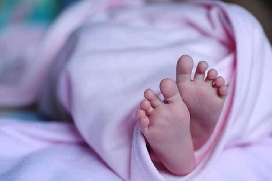 থিয়ামসাঙ্গা পরে একটি সর্বভারতীয় ইংরেজি সংবাদমাধ্যমকে বলেন, 'ওই মহিলা এনগুর নামে একটি প্রত্যন্ত গ্রামের বাসিন্দা৷ নিজের দ্বিতীয় সন্তানের জন্ম দিতে যাচ্ছিলেন তিনি৷ তাঁর প্রচণ্ড প্রসব যন্ত্রণা ছাড়াও শারীরিক অবস্থাও বেশ জটিল হয়ে পড়েছিল কারণ একটানা রক্তক্ষরণে তাঁর হিমোগ্লোবিনের মাত্রা তলানিতে এসে ঠেকেছিল৷' থিয়ামসাঙ্গা পরে একটি সর্বভারতীয় ইংরেজি সংবাদমাধ্যমকে বলেন, 'ওই মহিলা এনগুর নামে একটি প্রত্যন্ত গ্রামের বাসিন্দা৷ নিজের দ্বিতীয় সন্তানের জন্ম দিতে যাচ্ছিলেন তিনি৷ তাঁর প্রচণ্ড প্রসব যন্ত্রণা ছাড়াও শারীরিক অবস্থাও বেশ জটিল হয়ে পড়েছিল কারণ একটানা রক্তক্ষরণে তাঁর হিমোগ্লোবিনের মাত্রা তলানিতে এসে ঠেকেছিল৷'