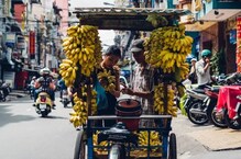 লকডাউনে গিয়েছে চাকরি, পেট চালাতে এখন রাস্তায় বসে কলা বিক্রি করছেন স্কুলশিক্ষক লকডাউনে গিয়েছে চাকরি, পেট চালাতে এখন রাস্তায় বসে কলা বিক্রি করছেন স্কুলশিক্ষক