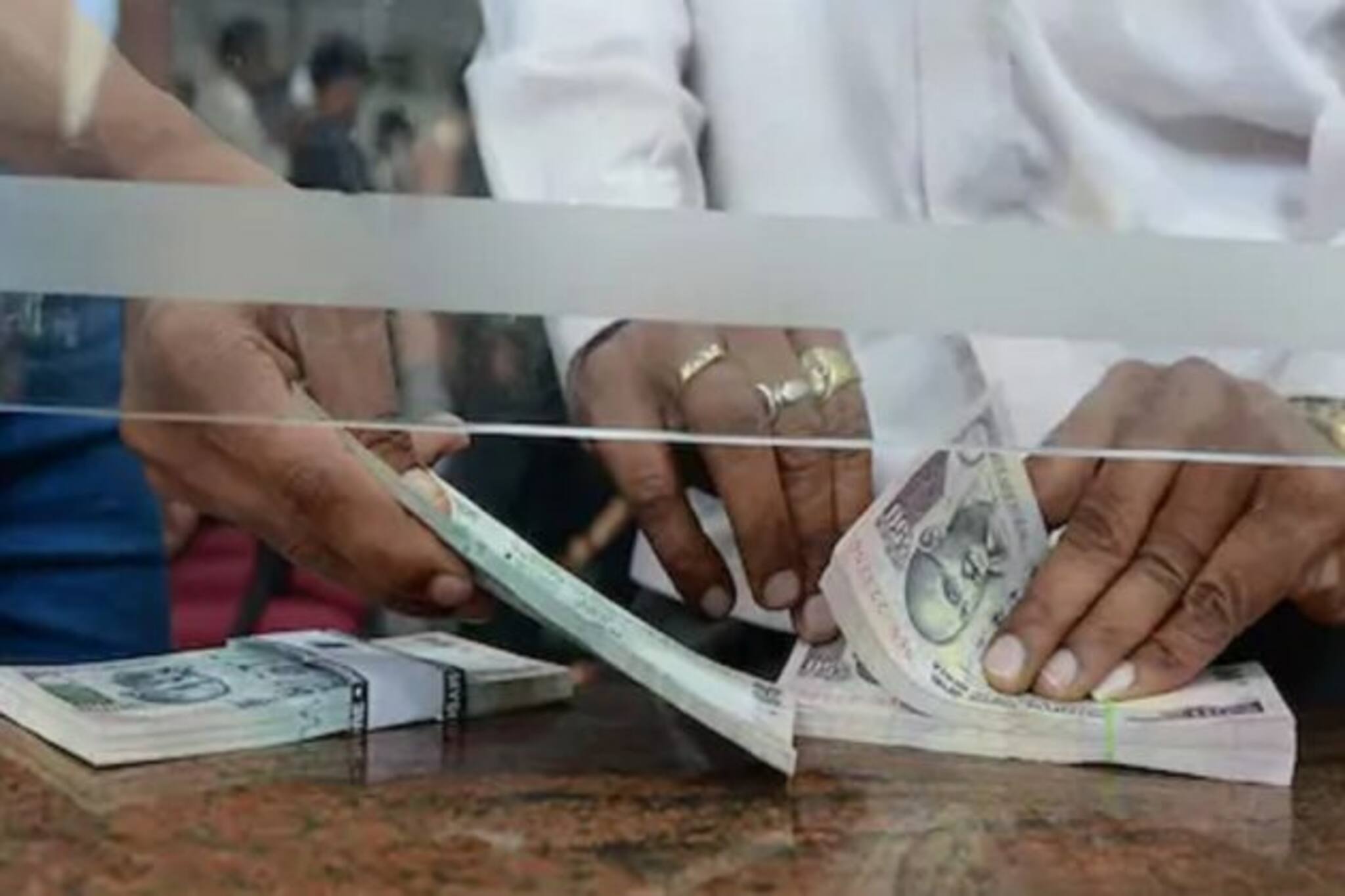 FD-র থেকে সেভিংস অ্যাকাউন্টে বেশি সুদ দিচ্ছে এই ব্যাঙ্ক