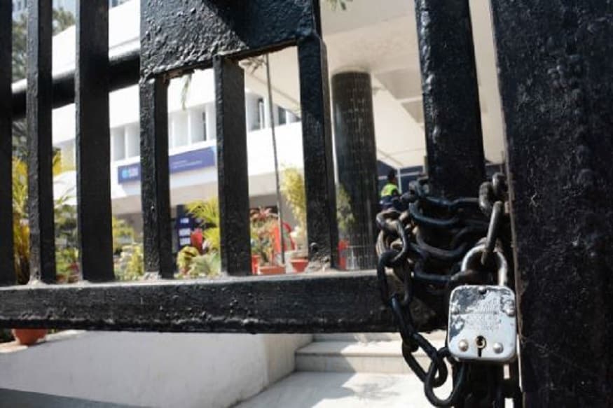 ▪️কারণ দ্বিতীয়-চতুর্থ শনিবার বাদ দিয়েও ব্যাঙ্কের অনেক ছুটি রয়েছে এই মাসে৷ সর্বভারতীয় স্তরে যে ছুটি গুলি থাকছে ব্যাঙ্কে তা হল ১১ জুলাই দ্বিতীয় শনিবার, ২৫ জুলাই চতুর্থ শনিবার৷ এছাড়াও ৩১ জুলাই থাকছে ইদ-অল-আজাহর ছুটি৷ Representative Image ▪️কারণ দ্বিতীয়-চতুর্থ শনিবার বাদ দিয়েও ব্যাঙ্কের অনেক ছুটি রয়েছে এই মাসে৷ সর্বভারতীয় স্তরে যে ছুটি গুলি থাকছে ব্যাঙ্কে তা হল ১১ জুলাই দ্বিতীয় শনিবার, ২৫ জুলাই চতুর্থ শনিবার৷ এছাড়াও ৩১ জুলাই থাকছে ইদ-অল-আজাহর ছুটি৷ Representative Image