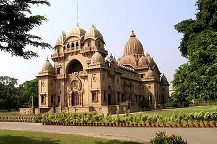 প্রায় দু’মাসেরও বেশি বন্ধ থাকার পর আগামী ১৫ জুন থেকে ভক্ত ও দর্শনার্থীদের জন্য খুলছে বেলুড় মঠ। মঠের বাইরে অস্থায়ী ছাউনিতে থার্মাল স্ক্রিনিংয়ের ব্যবস্থা থাকছে। প্রায় দু’মাসেরও বেশি বন্ধ থাকার পর আগামী ১৫ জুন থেকে ভক্ত ও দর্শনার্থীদের জন্য খুলছে বেলুড় মঠ। মঠের বাইরে অস্থায়ী ছাউনিতে থার্মাল স্ক্রিনিংয়ের ব্যবস্থা থাকছে।