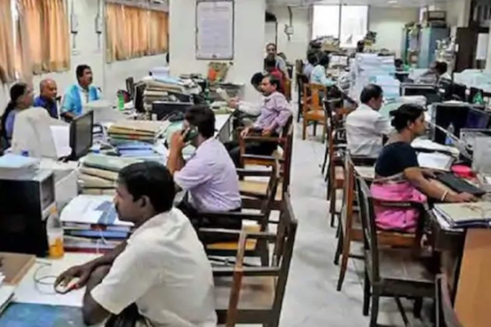 Fact Check: সত্যি চাকরি চলে যেতে চলেছে ৫ লক্ষ কেন্দ্রীয় সরকারি কর্মচারীর ?